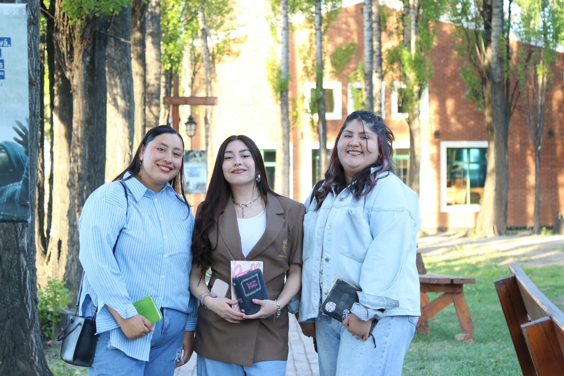 Estudiantes con sus Biblias en el parque del instituto