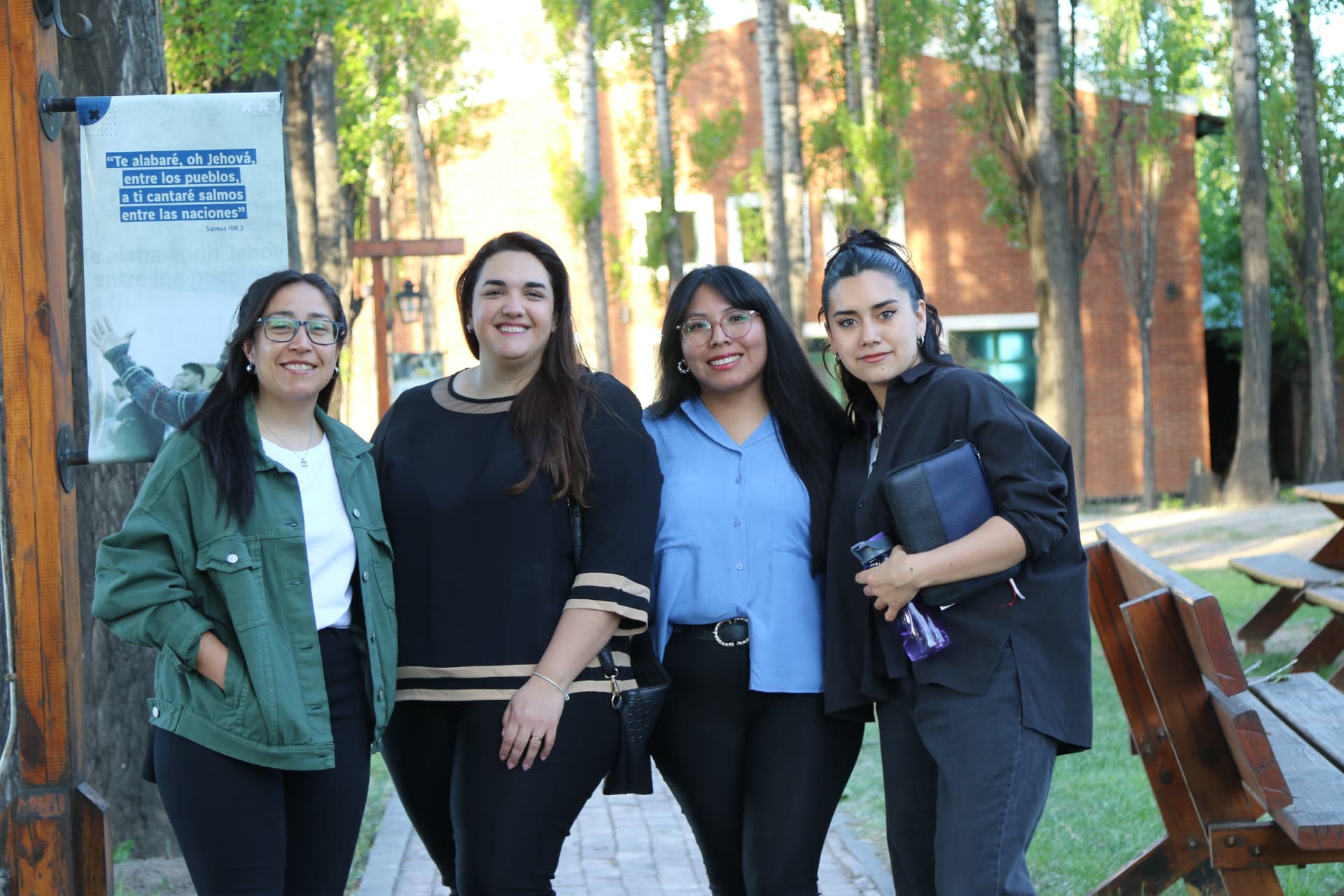 Grupo de estudiantes en el parque del instituto