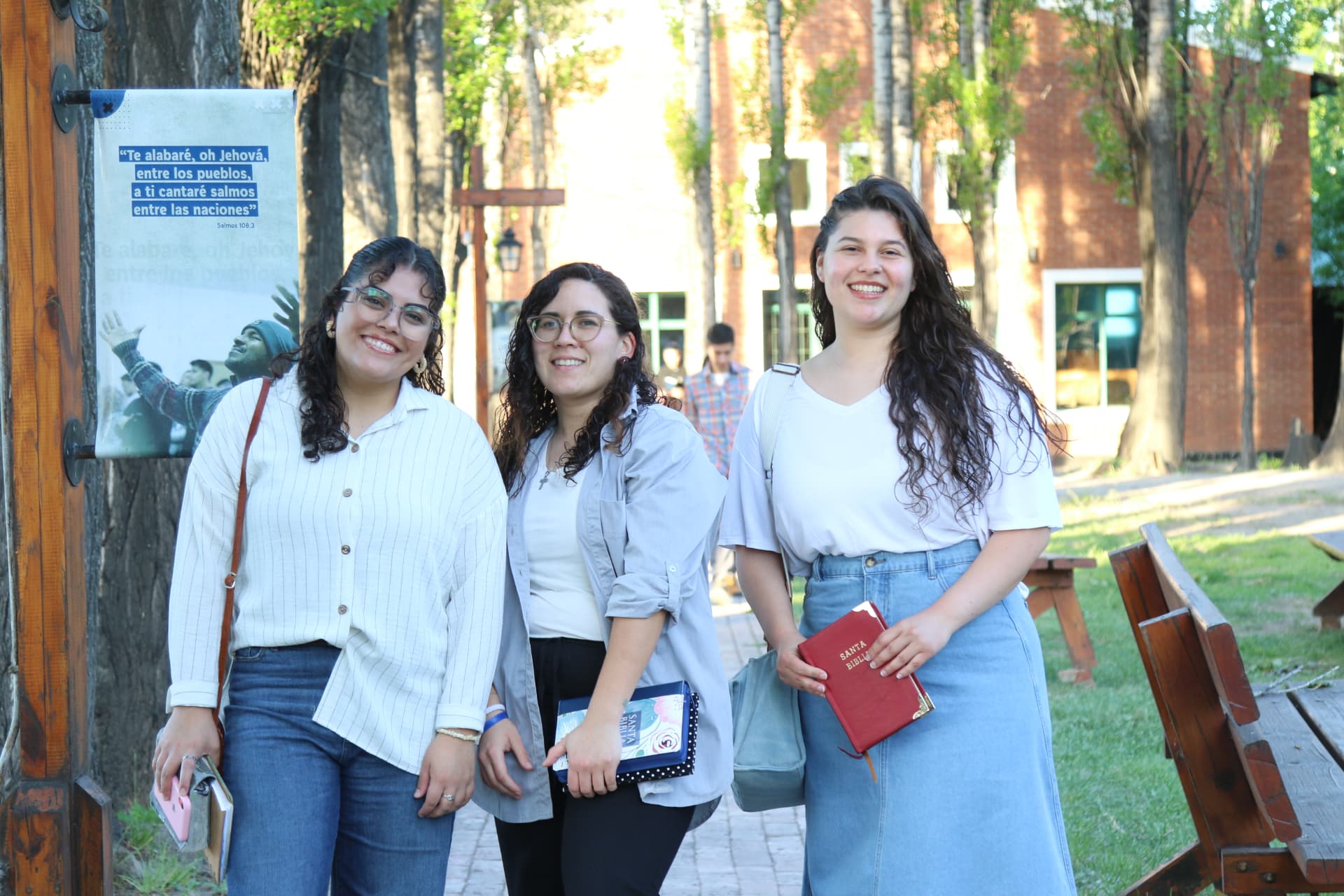 Estudiantes sonriendo en el parque del instituto