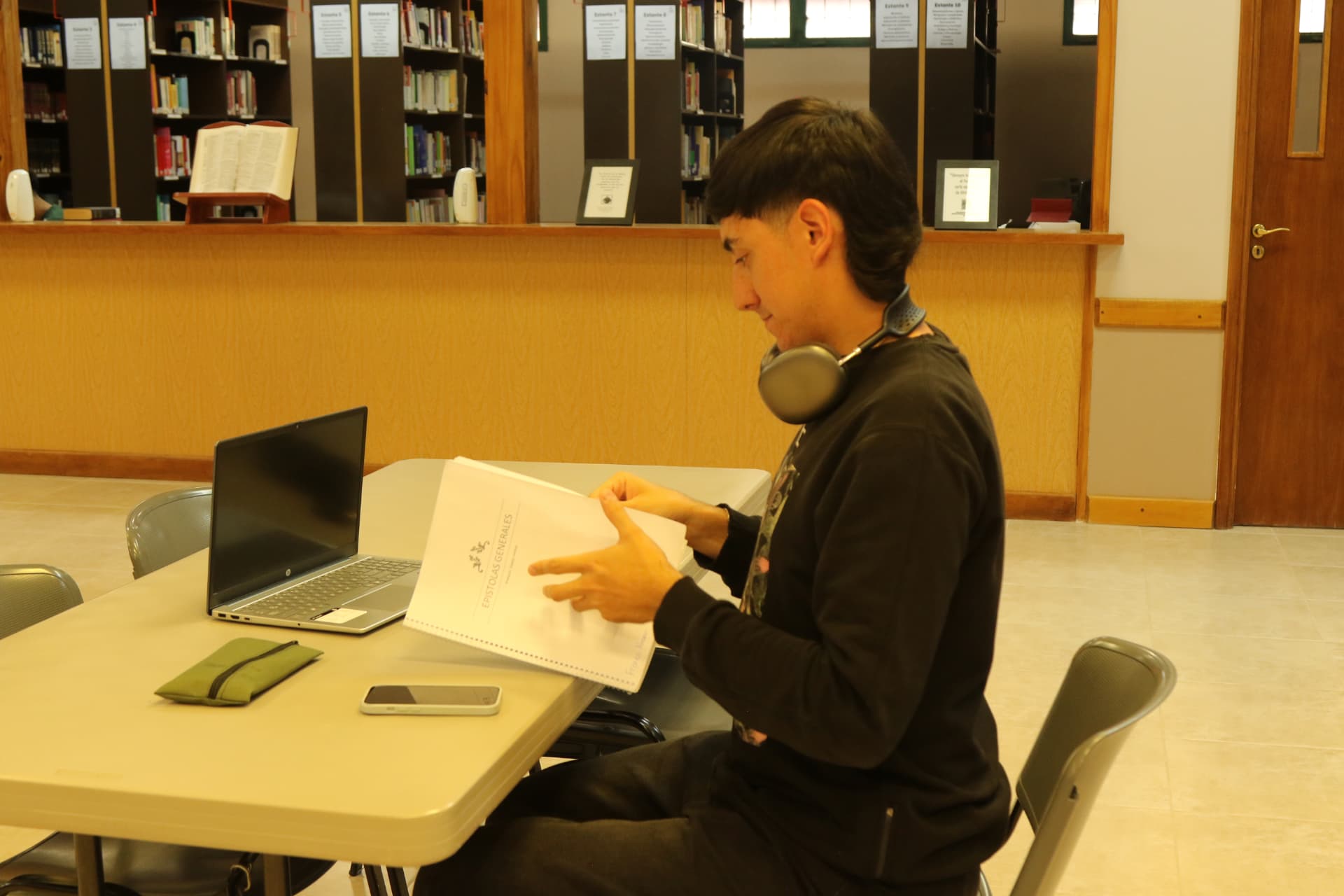 Estudiante estudiando en la biblioteca del instituto