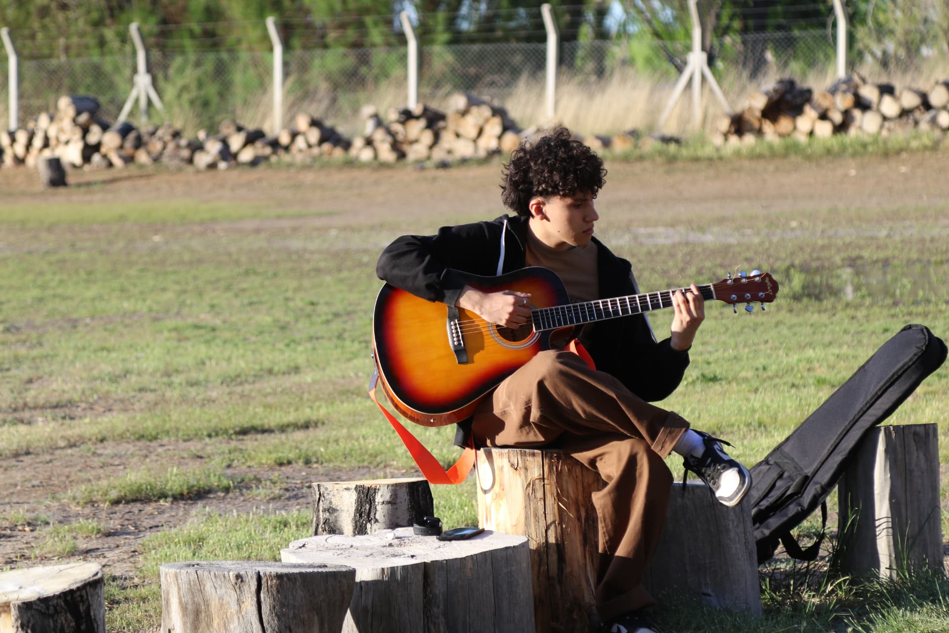 Estudiante tocando la guitarra al aire libre